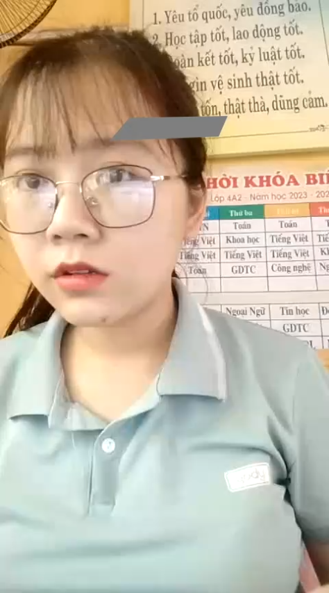 Cô giáo quyến rũ bí mật khoe hàng ướt át ngay giữa lớp học