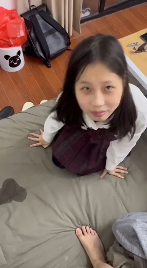 Học Sinh Trung Quốc Non Tươi Mơn Mởn Đầy Cám Dỗ - LauXanh.xxx